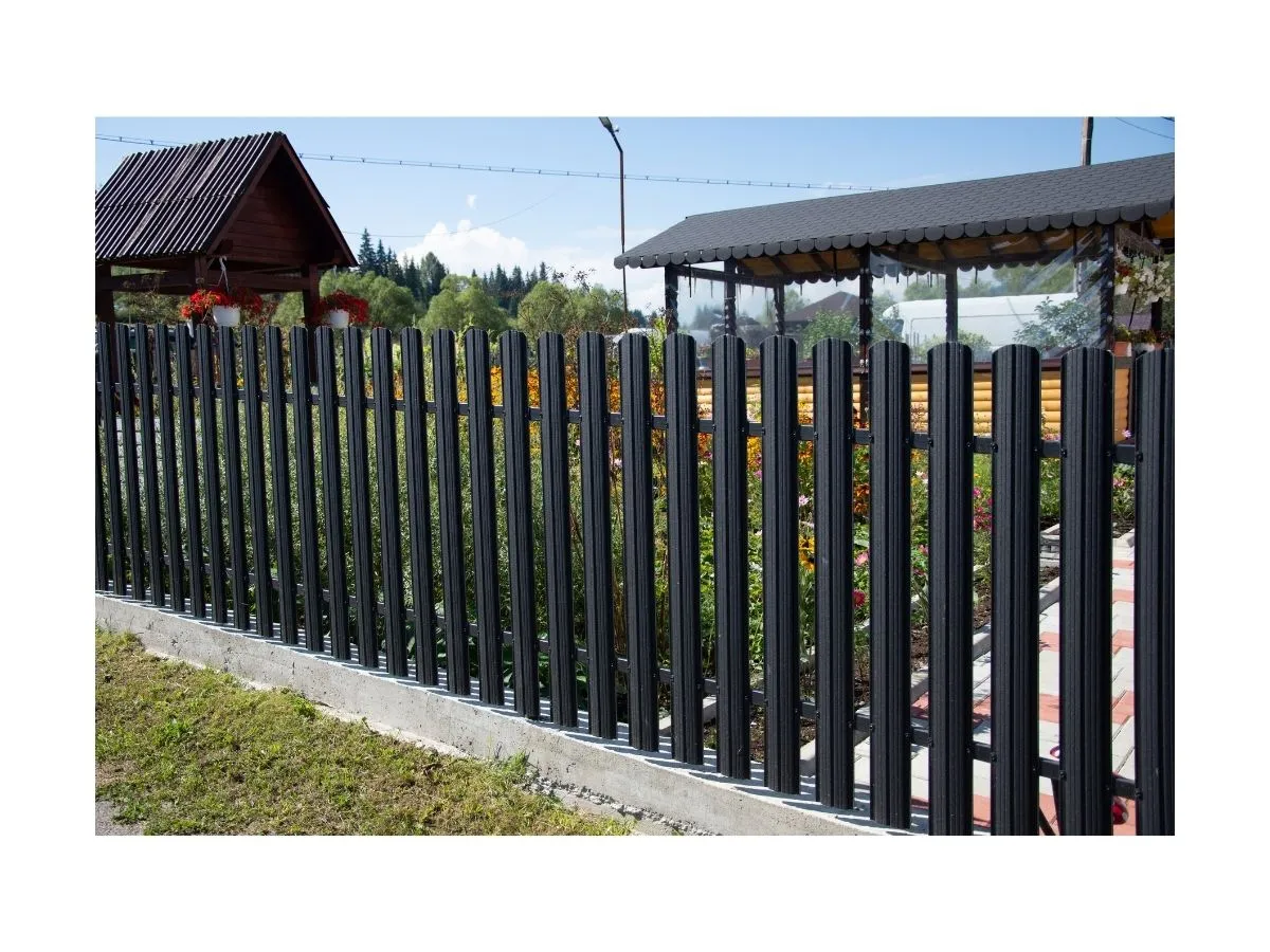 Fence contractor,